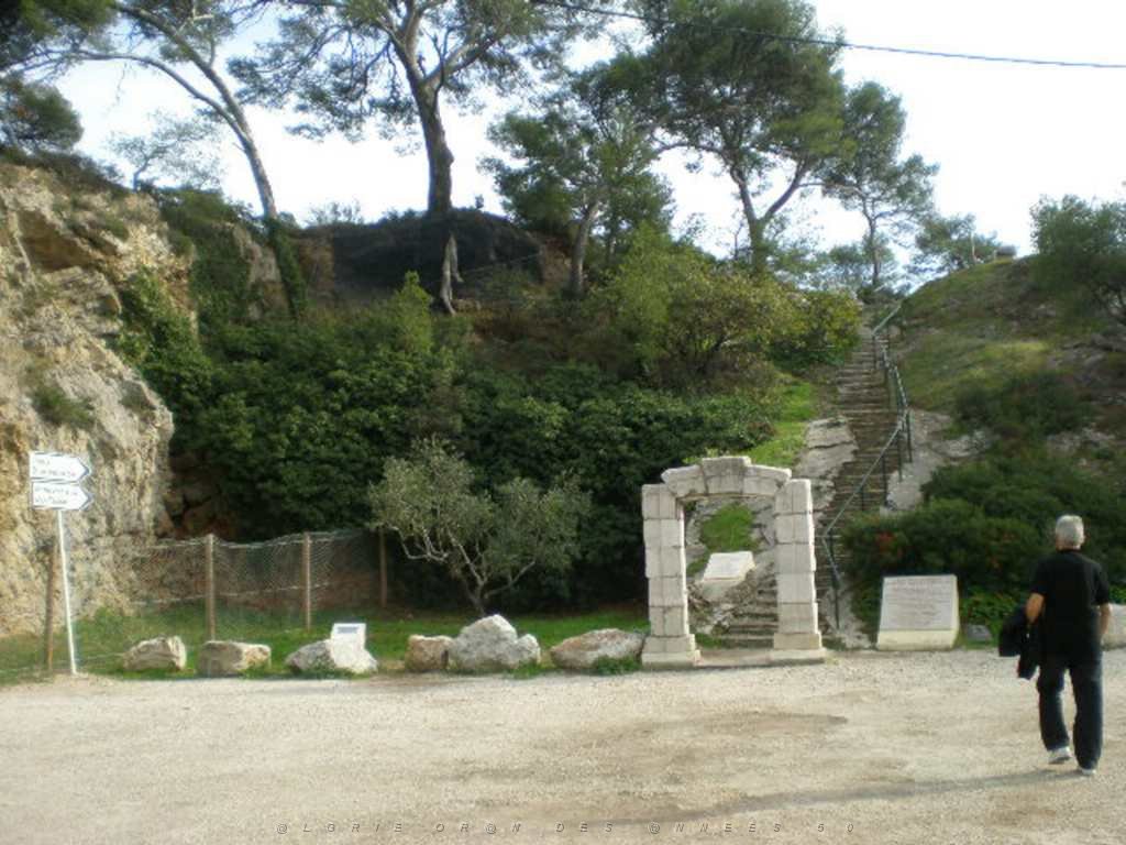 CAP FALCON 05 entree chapelle ND du cap falcon CAP BRUN TOULON.JPG